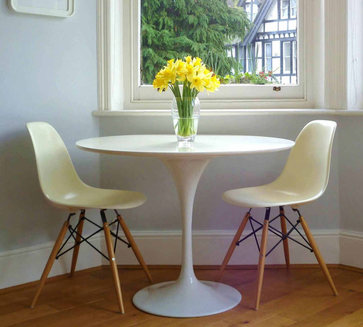 белый круглый кухонный стол в интерьере